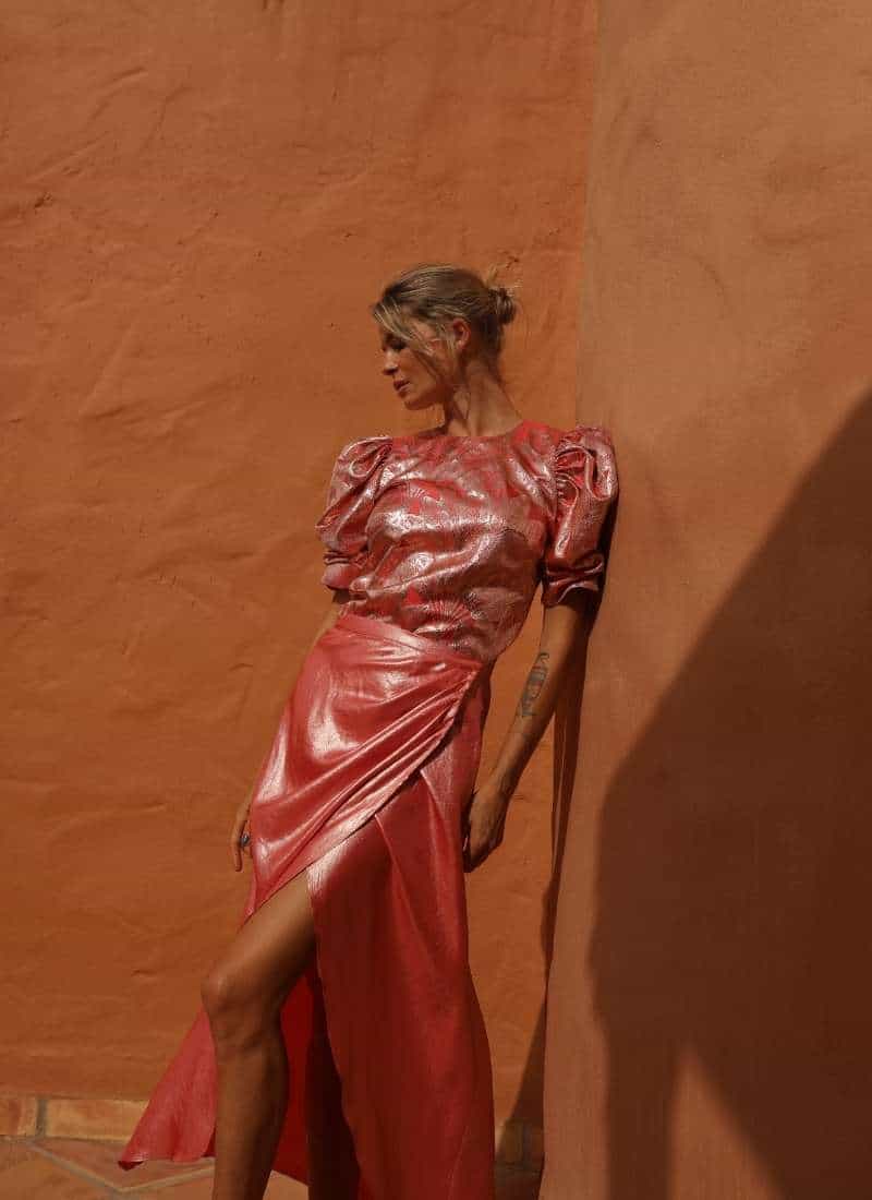 La falda Fulvi en el tono coral es una prenda muy llamativa, combinada con la camisa Gianna formando un look explosivo por su tejido en brillo.
